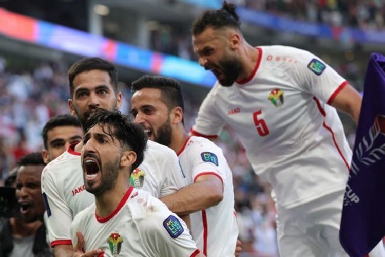 Penyerang Yordania, Yazan Al-Naimat, berselebrasi bersama rekan setimnya seusai mencetak gol dalam lanjutan fase Grup E Piala Asia 2023 antara Yordania vs Korea Selatan di Stadion Al-Thumama pada 20 Januari 2024. 