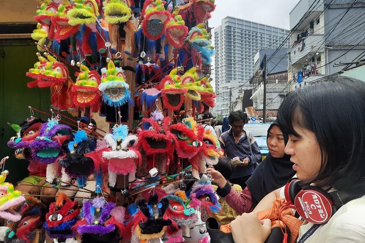 Barongsai mainan atau barongsai goyang yang laku dijual saat hari raya Imlek, di kawasan Petak 9, Glodok, Jakarta Barat, Sabtu (25/1/2020)