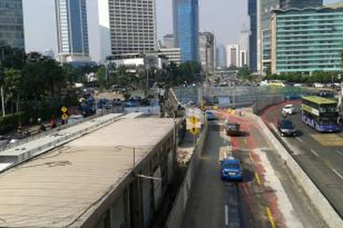 Pengerjaan MRT dan JPO tak mengganggu pengendara yang di Jalan MH Thamrin, Rabu (2/7/2014).