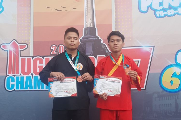 Isnil Hakki dan Muhammad Wijayanto usai meraih medali perunggu di Kejuaraan Pencak Silat Tugu Muda Championship 3 Tahun 2022 di Ungaran, Semarang.