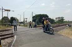 Tak Sabar, Pengendara Motor Jatuh Saat Terobos Palang Pelintasan Kereta