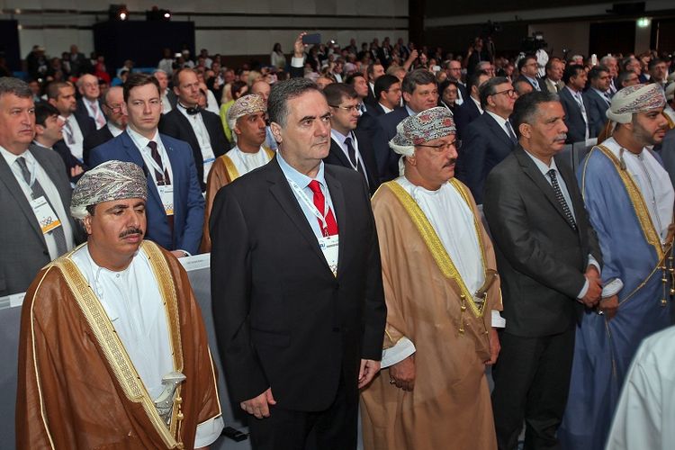 IMenteri Transportasi Israel Yisrael Katz (kedua dari kiri) berdiri bersama para pejabat Oman dalam pembukaan kongres Persatuan Transportasi Darat Internasional (IRU) di Muscat, Oman, Rabu (7/11/2018). 