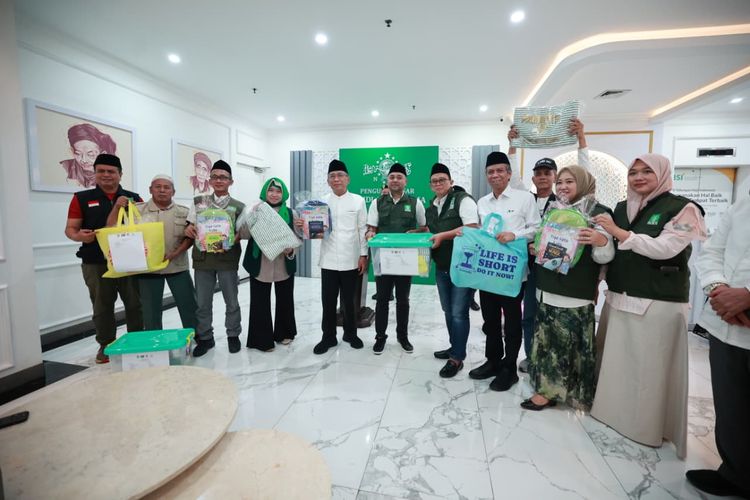 Ketua Umum PBNU Gus Yahya saat acara Pelepasan Relawan dan Bantuan untuk Aceh dan Sumatera Barat di Plaza PBNU, Jakarta, Selasa (16/12/2025).