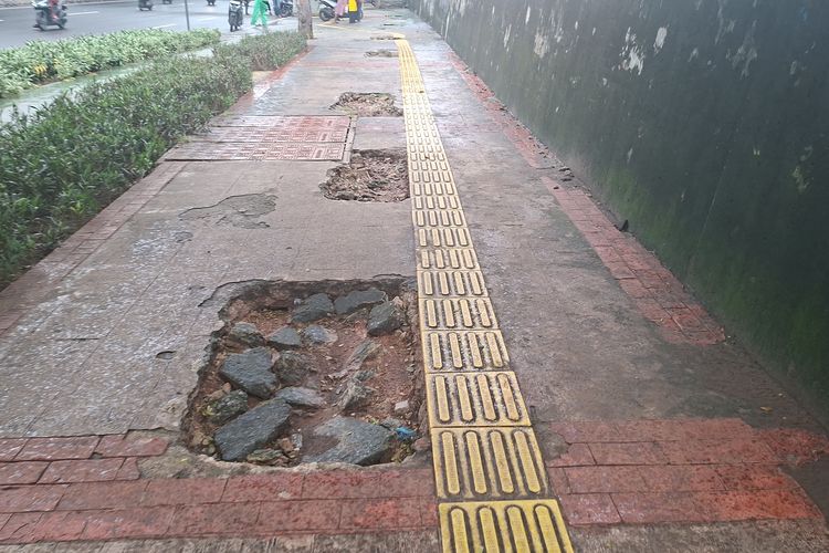 Ini Alasan Guiding Block pada Trotoar Berwarna Kuning