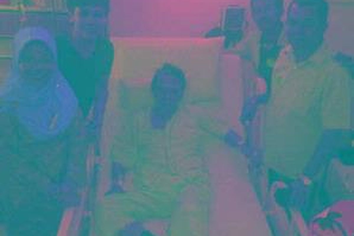 Franky Sahilatua usai menjalani oparasi tulang belakang akibat kanker sumsum tulang belakang yang dideritanya selama ini