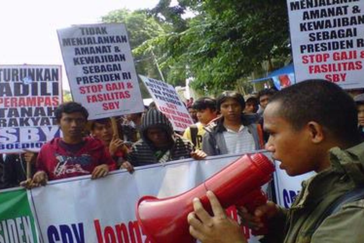 Massa peserta aksi yang akan demo ke Cikeas tengah berorasi di Tugu Proklamasi, Jakarta Pusat, Rabu (15/2/2012). Mereka sempat nyaris ribut dengan polisi karena spanduk mereka disita. Kini polisi-koordinator aksi masih berunding.