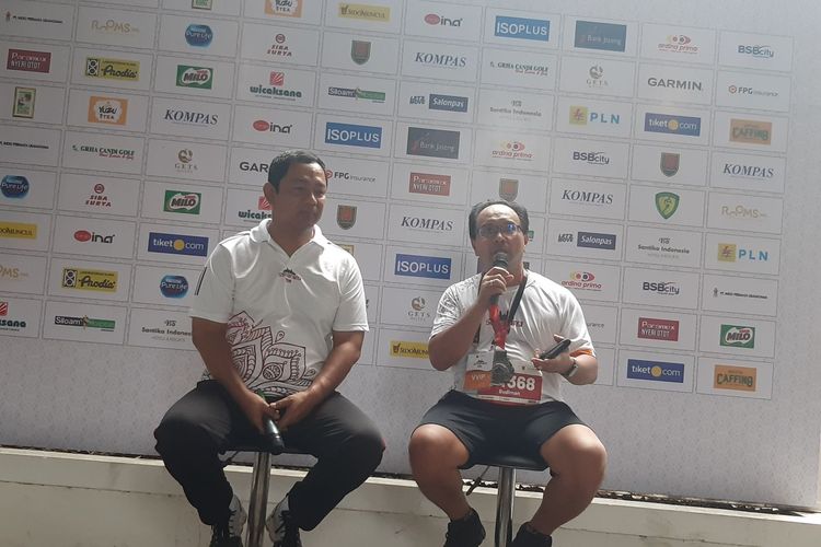 Wali Kota Semarang Hendrar Prihadi bersama Wakil Pemimpin Umum Harian Kompas Budiman Tanuredjo saat konferensi pers usai gelaran lomba lari Semarang 10K di Balai Kota Semarang, Minggu (15/12/2019).