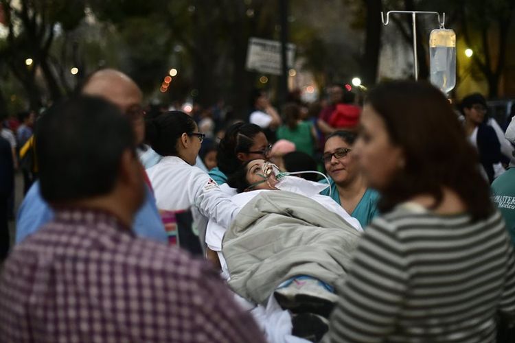 Seorang pasien dibawa keluar di sebuah rumah sakit di Mexico City Jumat (16/2/2018). Meksiko diguncang gempa bermagnitudo 7,2.