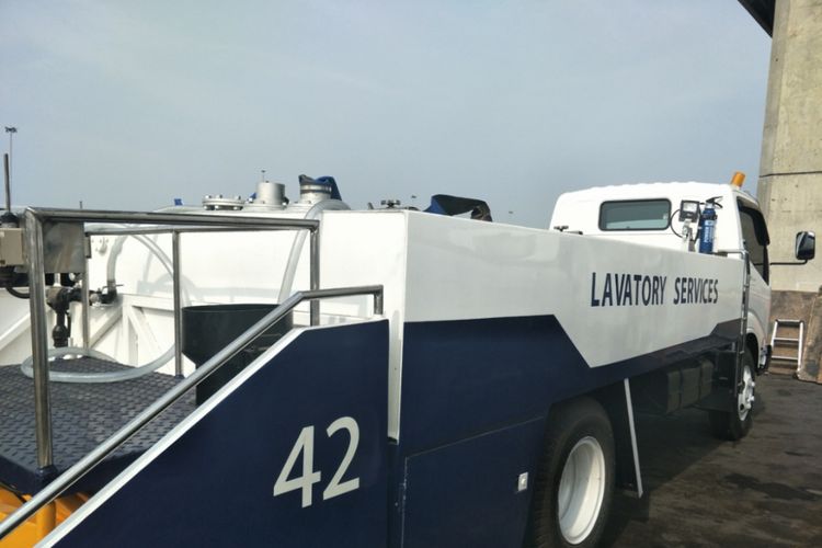 Truk penyedot limbah lavatory Boeing 737- 800 berkapasitas 162 penumpang milik Garuda Indonesia. 