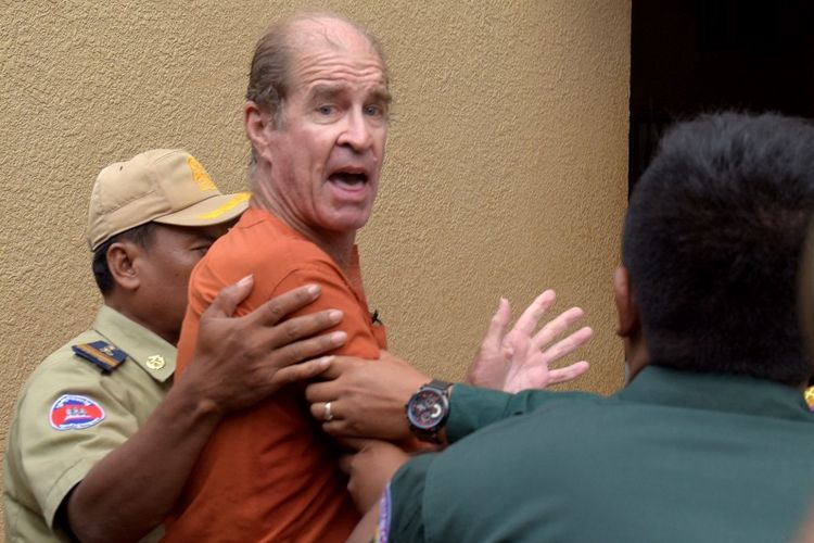 Sineas James Ricketson saat dihadirkan di pengadilan Phnom Penh pada 16 Juli 2018. Setelah dijatuhi hukuman penjara enam tahun karena dinyatakan melakukan kegiatan spionase, pada Jumat (21/9/2018), James Ricketson mendapatkan pengampunan dari Raja Kamboja Norodom Sihamoni.