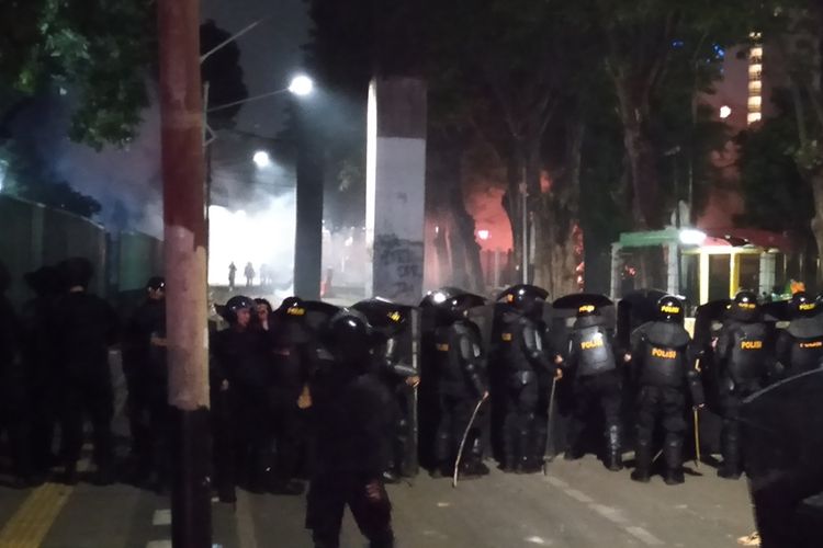 Massa lempari polisi di belakang gedung DPR RI, Jalan Lapangan Tembak, Senayan, Jakarta Pusat, Selasa (24/9/2019)
