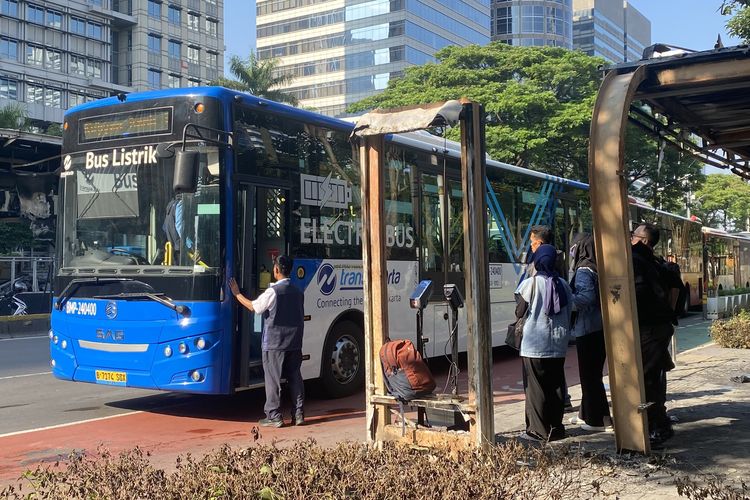 Pemprov DKI Jakarta gratiskan MRT, LRT, Transjakarta, dan JakLingko saat Idul Fitri 1447 H atau Lebaran 2026.
