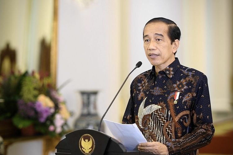 Presiden Joko Widodo memberikan keterangan pers terkait perpanjangan penerapan Pemberlakuan Pembatasan Kegiatan Masyarakat (PPKM) level 4 di Istana Kepresidenan Bogor, Jawa Barat, Senin (2/8/2021). Presiden Joko Widodo memutuskan untuk melanjutkan penerapan PPKM level 4 dari tanggal 3 hingga 9 Agustus 2021 di beberapa wilayah Indonesia dengan penyesuaian aturan aktivitas dan mobilitas masyarakat seusai kondisi di masing-masing daerah. ANTARA FOTO/Biro Pers - Muchlis Jr/hma/pras.