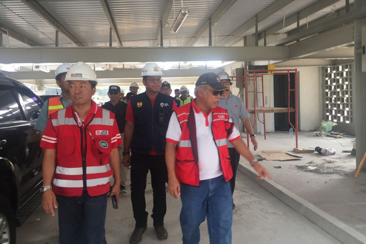 Menteri PUPR Basuki Hadimuljono mengecek pekerjaan elevated parking di kawasan GBK, Minggu (22/7/2018).