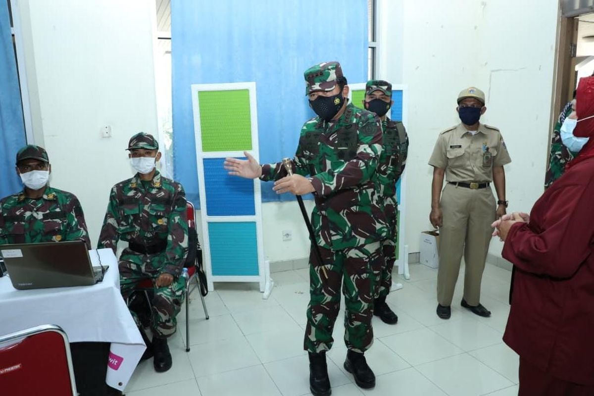 Panglima TNI Marsekal Hadi Tjahjanto meninjau vaksinasi di Universitas Dharma Persada, Duren Sawit, Jakarta Timur, Selasa (29/6/2021).