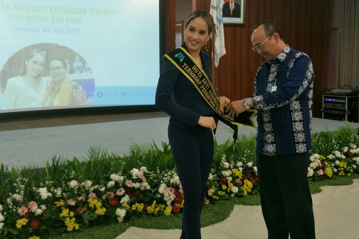 Cinta Laura disematkan selendang Duta Anti Kekerasan Terhadap Perempuan dan Anak oleh Sekretaris Kementerian PPPA Pribudiarta Nur Sitepu di Gedung Kementerian PPPA, Jakarta Pusat, Senin (29/7/2019).