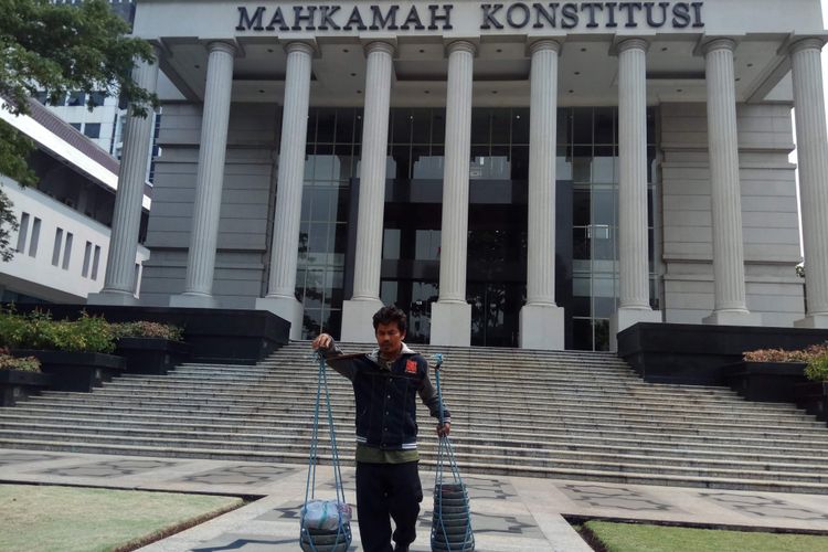 Tajudin bin Tatang Rusmana, pria asal Padalarang, Bandung yang sehari-harinya menjual cobek tiba di gedung Mahkamah Konstitusi (MK), Jakarta Pusat, Rabu (5/7/2017). Kedatangannya untuk menjalani sidang uji materi terhadap Pasal 2 Ayat 1 Undang-Undang Nomor 21 Tahun 2017 tentang Pemberantasan Tindak Pidana Perdagangan Orang (UU 21/2017).