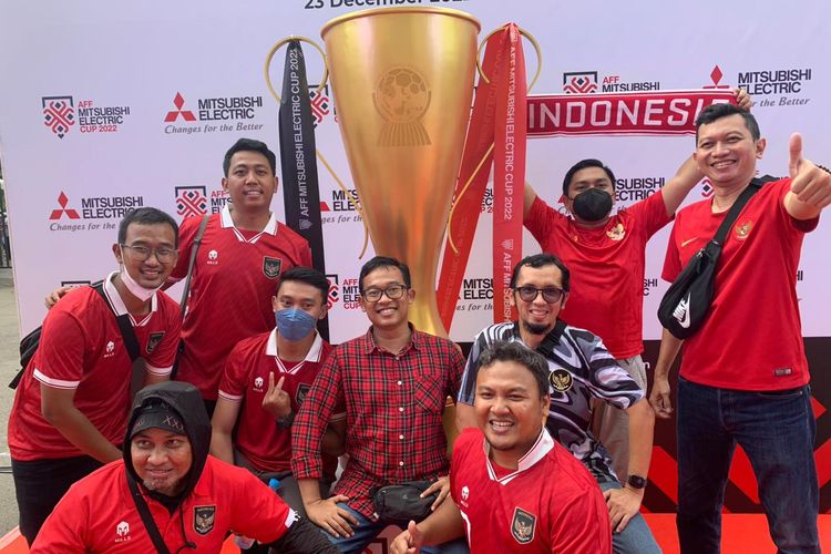 Indonesia Vs Kamboja, Trofi Piala AFF 2022 Raksasa Jadi Spot Foto ...