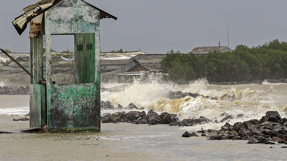 Indonesia Weather Agency Warns of Tide Flooding in Coastal Areas due to Lunar Eclipse
