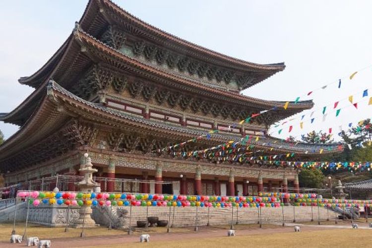 Kuil Buddha Yakcheonsa yang terkenal ini berada di Pulau Jeju, Korea Selatan. 