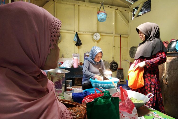 Para pengurus Dapur Jompo saat membagikan makanan bagi para lansia di Kelurahan Isola, Kecamatan Sukasari, Kota Bandung, Jumat (13/9/2019). Dapur Jompo merupakan salah satu peninggalan mendiang Presiden ke-3 RI BJ Habibie dan istrinya Ainun Habibie.