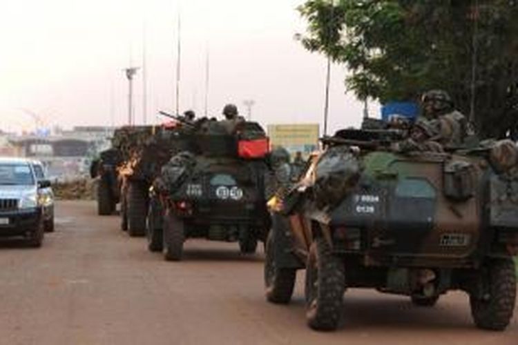 Pasukan Perancis didukung kendaraan lapis baja berpatroli di sekitar bandara internasional Bangui, Republik Afrika Tengah, pada Minggu (8/12/2013). Pasukan Perancis bertugas untuk melucuti persenjataan bekas anggota pemberontak Seleka.