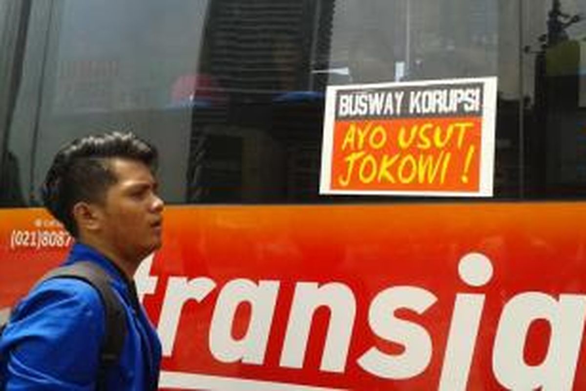 Sekitar 20 orang mahasiswa menghentikan dan menempel stiker bertuliskan 'Busway Korupsi Ayo Usut Jokowi!' di bus transjakarta yang mengarah ke Blok M, pada Selasa (1/4/2014) di Bundaran HI, Jakarta.