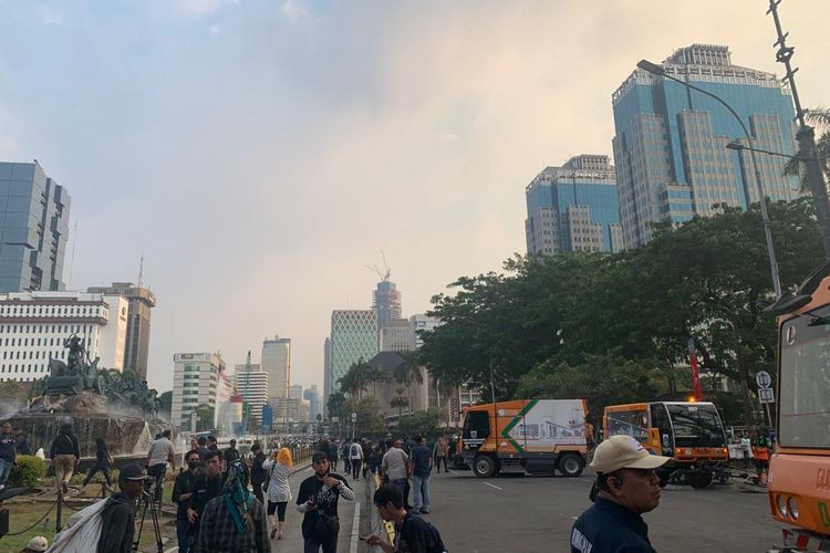 Pengunjuk rasa dari BEM SI membubarkan diri dari kawasan Patung Kuda, Jakarta Pusat, Kamis (15/9/2022).