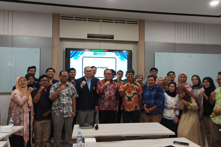 Mahasiswa Pascasarjana Ilmu Manajemen IPB bersama staf pengajar FEM serta perwakilan Kasetsart University, Thailand berpose usai penandatanganan MoU dua universitas, Kamis (17/4/2025)