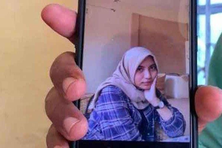 Ayah kandung Mahira Dinabila menunjukkan foto semasa korban hidup, Senin (8/5/2023). 

