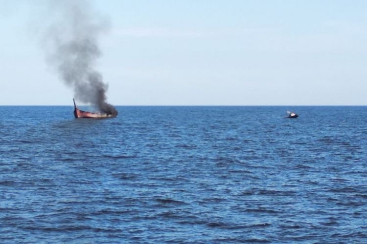 Kapal yang terbakar di Perairan Selat Malaka Kabupaten Bengkalis, Riau, Jumat (15/2/2019). Dok. Basarnas Pekanbaru