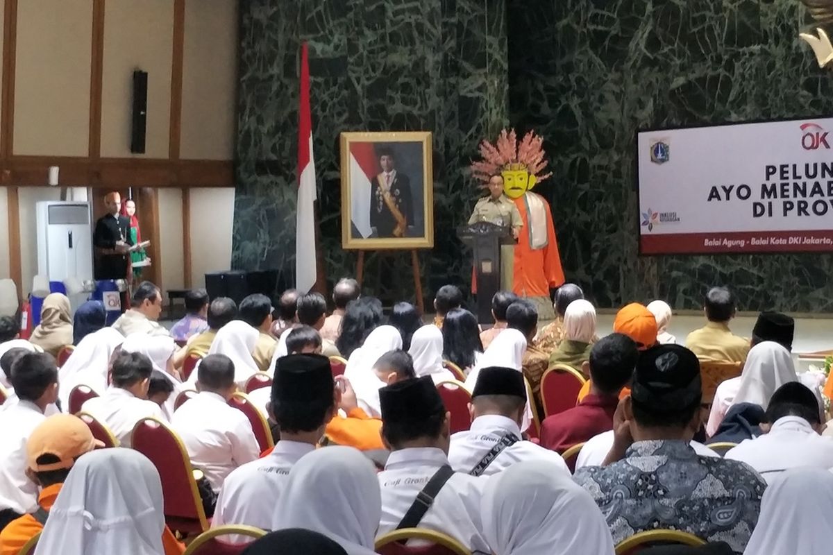 Gubernur DKI Jakarta Anies Baswedan meluncurkan gerakan menabung dengan sampah di Balai Kota DKI Jakarta, Senin (14/10/2019).