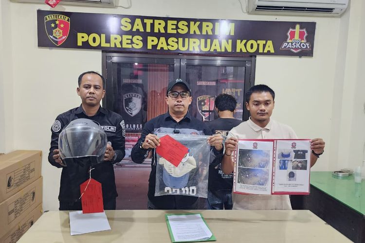 DR (belakang) -seorang ayah asal Pasuruan dengan tujuh anak yang mencuri helm dengan alasan untuk beli popok anaknya yang masih berumur sembilan bulan, saat gelar perkara di Satreskrim Polres Pasuruan Kota, Pasuruan, Selasa (2/12/2025). 