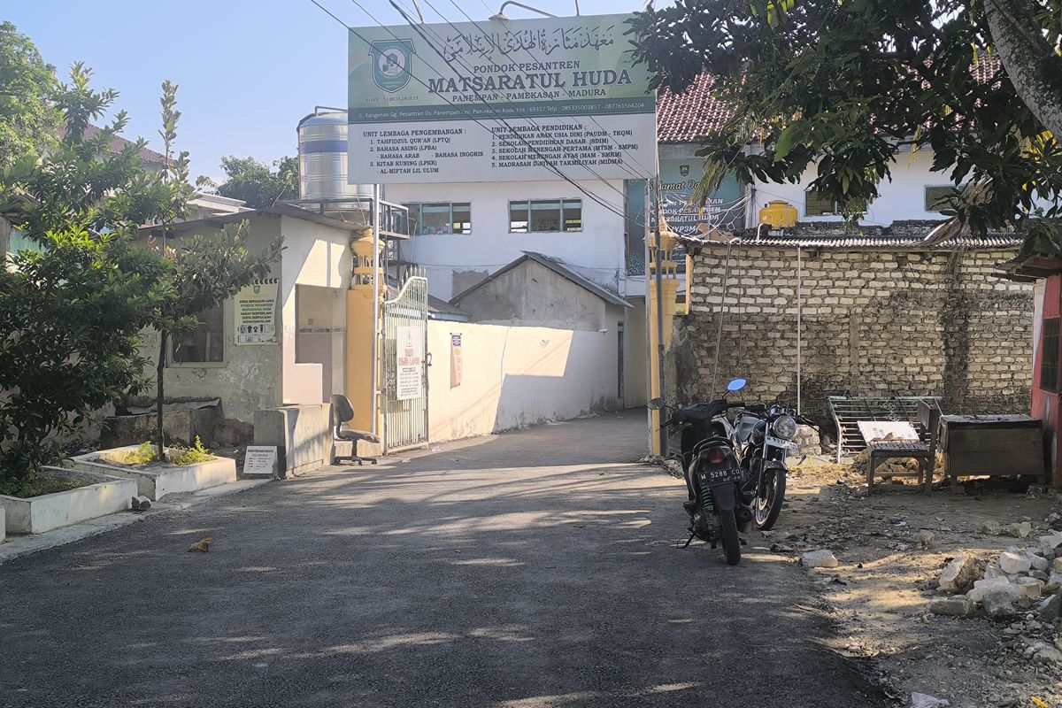 Kondisi jalan setelah diperbaiki tepat di pintu Yayasan Matsaratul Huda sisi selatan Desa Panempan, Pamekasan, Sabtu (26/7/2025)