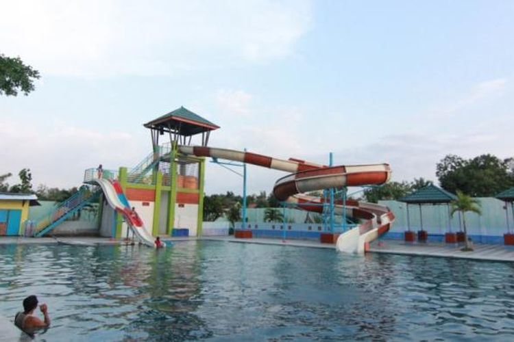 Waterboom di Madiun Umbul Square Night Festival menjadi daya tarik utama wisatawan.