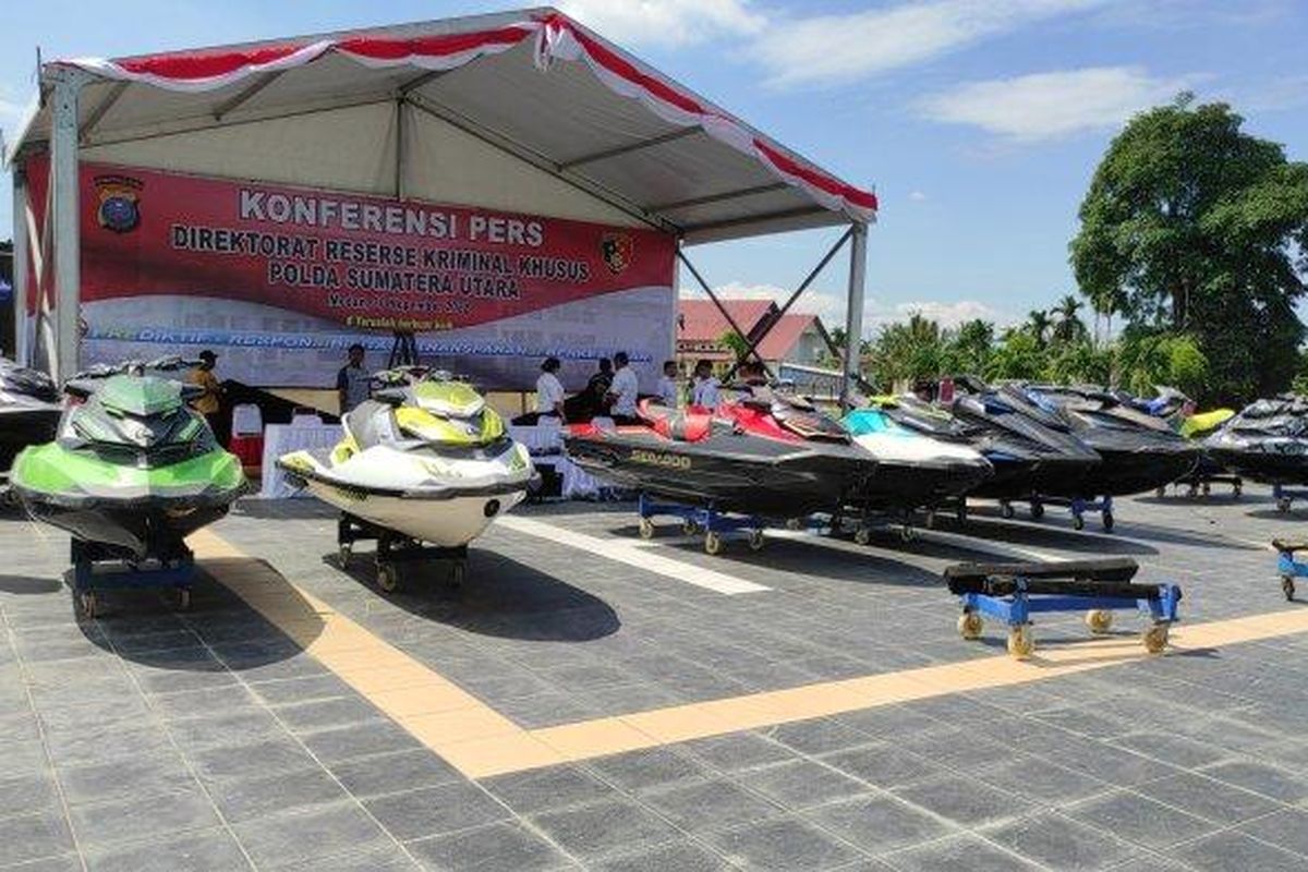 Penampakan jetski seharga ratusan juta rupiah yang disita Polisi dari tersangka bos judi online Apin BK alias Jhoni, Rabu (30/11/2022). 
