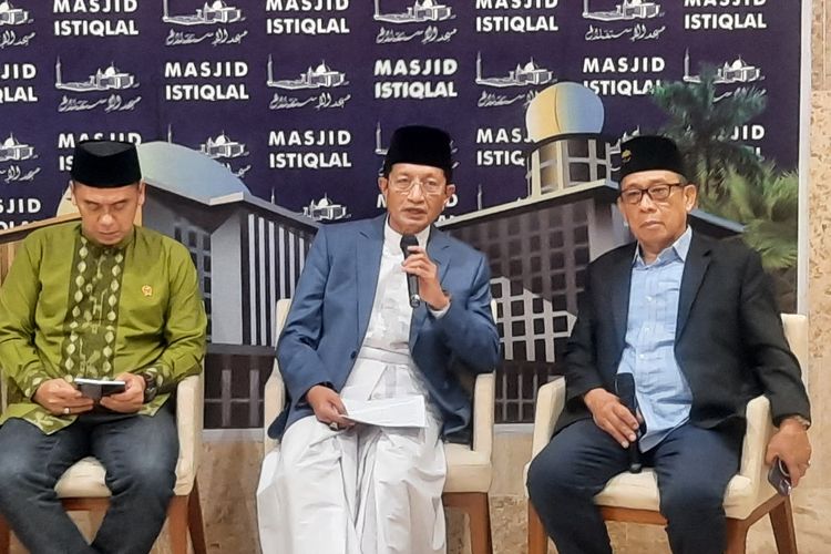 Imam Besar Masjid Istiqlal, Nasaruddin Umar (tengah) dalam konferensi pers di Masjid Istiqlal terkait persiapan pelaksanaan Shalat Idul Fitri 1445 Hijriah, Selasa (9/4/2024). 
