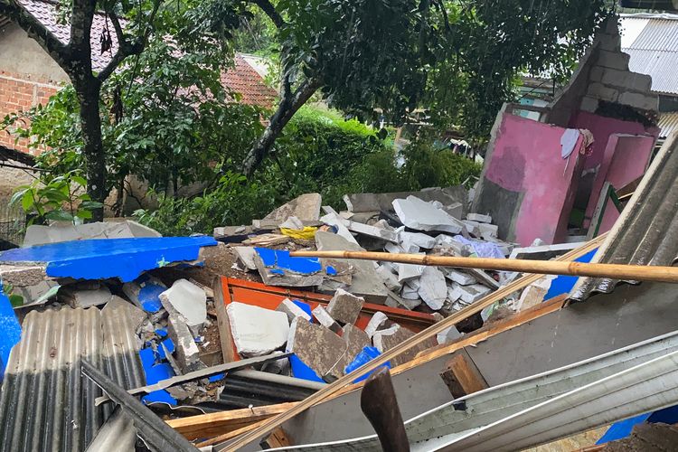 Rumah romboh akibat pergerakan tanah di Kampung Cihonje RT 1 RW 6 di Desa Sukamaju, Kecamatan Cikembar, Kabupaten Sukabumi, Jawa Barat, Rabu (4/12/2024)