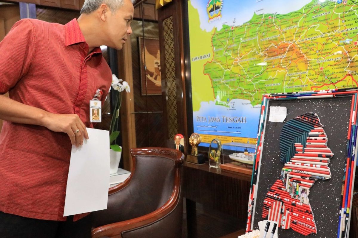 Pengumuman juara disampaikan langsung oleh Ganjar Pranowo di ruang kerjanya, Selasa (14/5/2019) bersama dewan juri yang terdiri dari Yuli Mujiasih (pelaku UMKM recycle), Sri Sumiati (dosen Teknik Lingkungan Undip), serta seorang wartawan senior, Ganug Nugroho. 