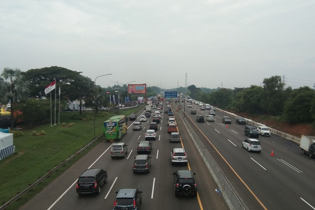 Pemberlakuan one way dari kilometer 47 sampai kilometer 70 tol Jakarta-Cikampek telah dihentikan, Sabtu (30/4/2022). Kepadatan terjadi di sejumlah titik.