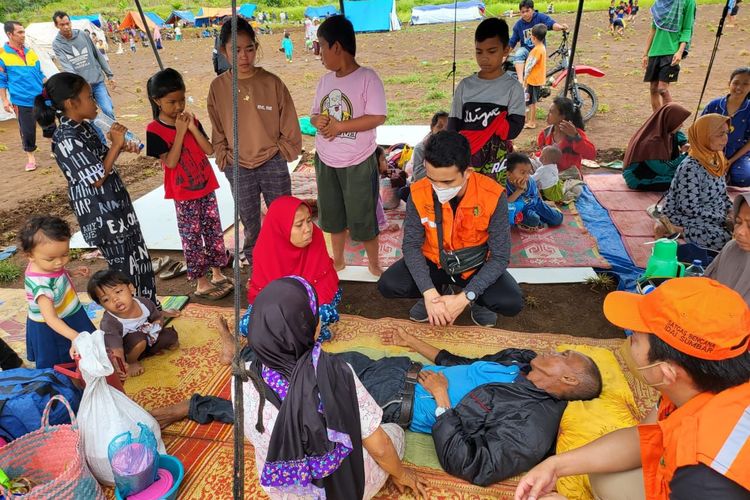 Tim Satgas Bencana Ikatan Dokter Anak Indonesia (IDAI) saat membantu para korban bencana gempa bumi di Pasaman, Sumatera Barat.
