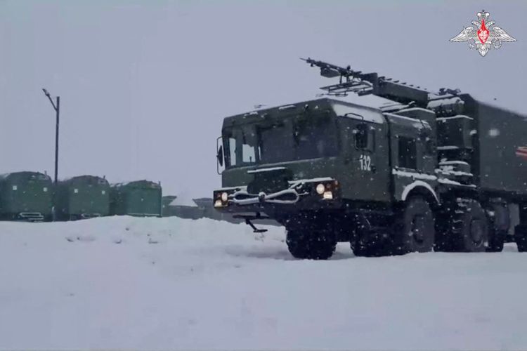 Pemandangan menunjukkan kendaraan militer sistem rudal pantai Bastion yang bertugas di Kepulauan Kuril Paramushir, Rusia, yang merupakan salah satu pulau yang diklaim oleh Jepang dan juga dikenal sebagai Wilayah Utara, dalam gambar diam ini diambil dari video yang dirilis pada 5 Desember 2022. 