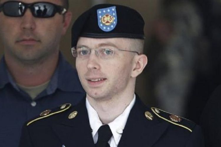 Chelsea Manning saat dijatuhi vonis di Fort Meade, Maryland, pada 2013, sebagai Bradley Manning.
