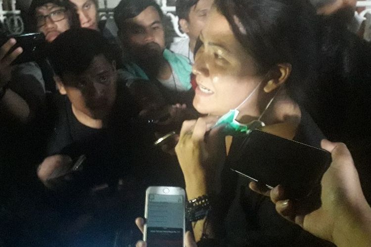 Penyanyi Melanie Subono yang juga cucu keponakan mendiang Presiden ketiga RI BJ Habibie saat ditemui di depan kediaman Habibie di kawasan Patra Kuningan, Rabu (11/9/2019) malam.