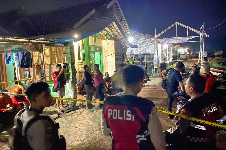 Polisi olah TKP ledakan bondet yang terjadi di Kelurahan Ngemplak Rejo, Kecamatan Panggungrejo, Kota Pasuruan, Jumat (10/5/2024) lalu sekitar pukul 21.30 WIB.