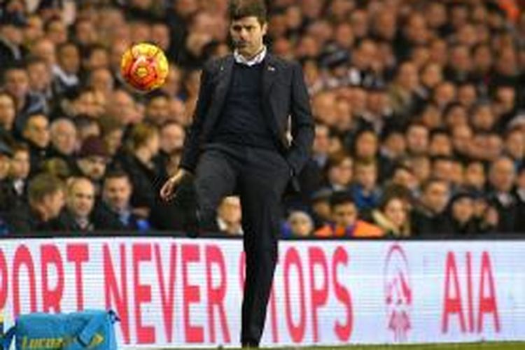 Salah satu polah manajer Tottenham, Mauricio Pochettino, di tepi lapangan saat menghadapi Aston Villa, Senin (2/11/2015). 