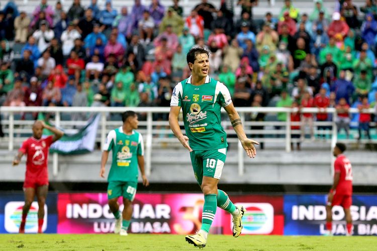 Pemain Persebaya Surabaya Bruno Moreira saat laga pekan ke-17 Super League 2025-2026 melawan Malut United yang berakhir dengan skor 2-1 di Stadion Gelora Bung Tomo Surabaya, Sabtu (10/1/2026) sore.