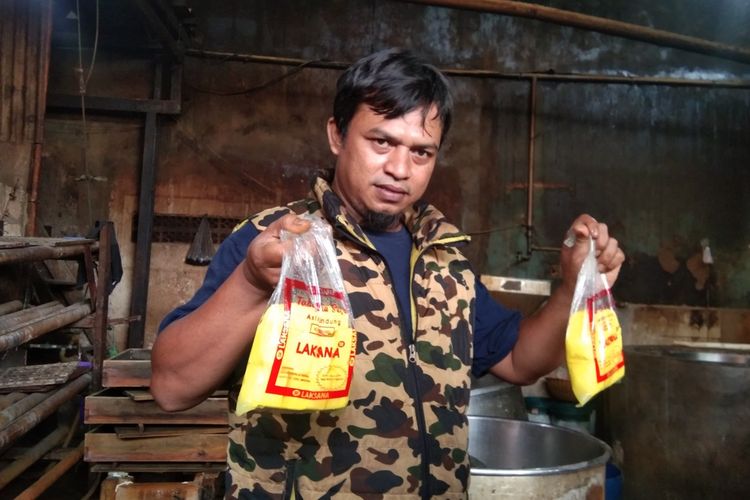 Sidikrillah (41), pengusaha tahu di Karawang, Jawa Barat, menunjukkan tahu produksinya, Senin (21/2/2022). Para perajin tahu saat ini sedang mogok produksi selama tiga hari, lantaran harga kedelai melonjak.
