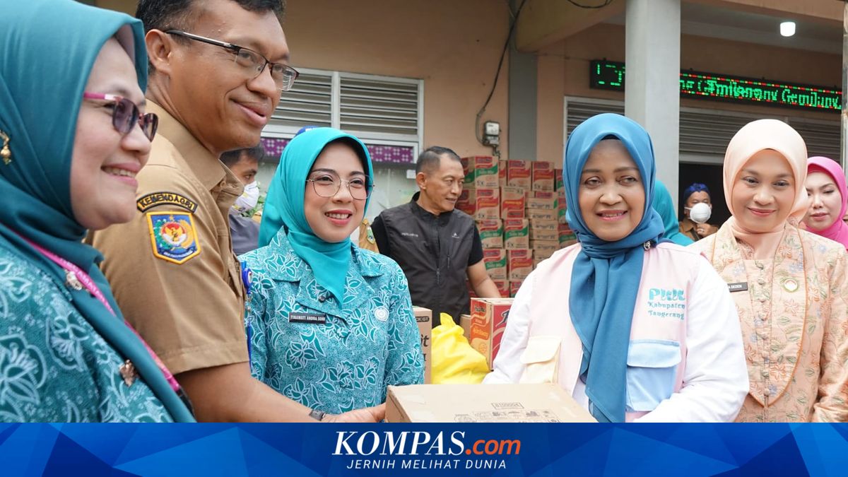 Peduli Warga Terdampak Kebakaran TPA Jatiwaringin, TP PKK Salurkan Bantuan Logistik
