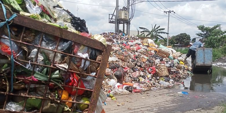 Kepala Bidang (Kabid) Kebersihan Dinas Lingkungan Hidup (DLH), Shinta akhirnya angkat bicara soal pengelolaan sampah di Kabupaten Bandung yang sempat terhambat beberapa waktu lalu.